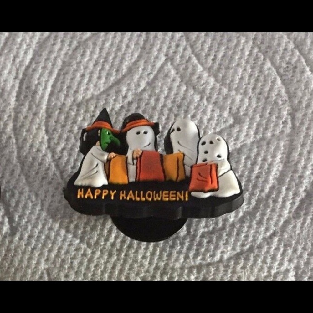 ISO HALLOWEEN JIBBITZ FOR CROCS!!
